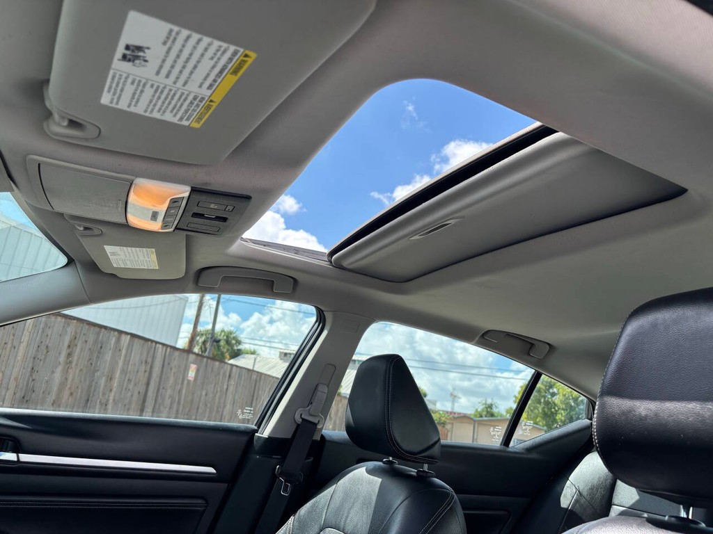 Nissan Altima Vehicle Full-screen Gallery Image 27