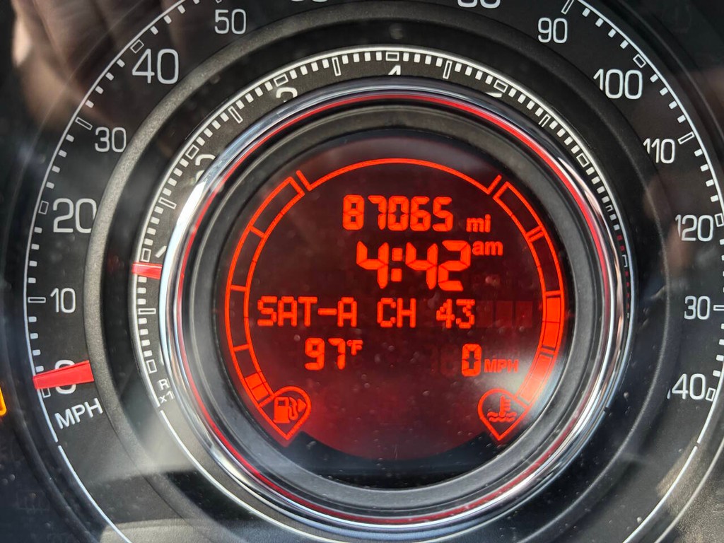 FIAT 500 Vehicle Full-screen Gallery Image 25