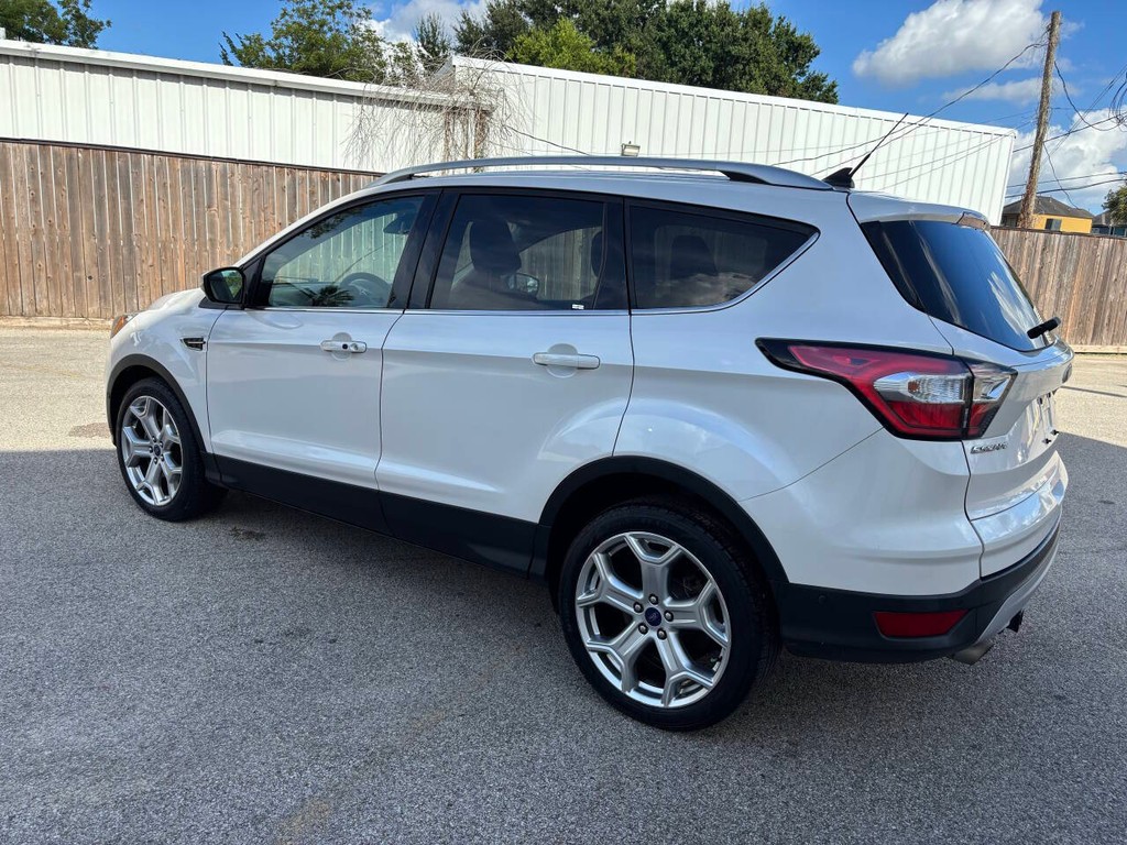 Ford Escape Vehicle Full-screen Gallery Image 05