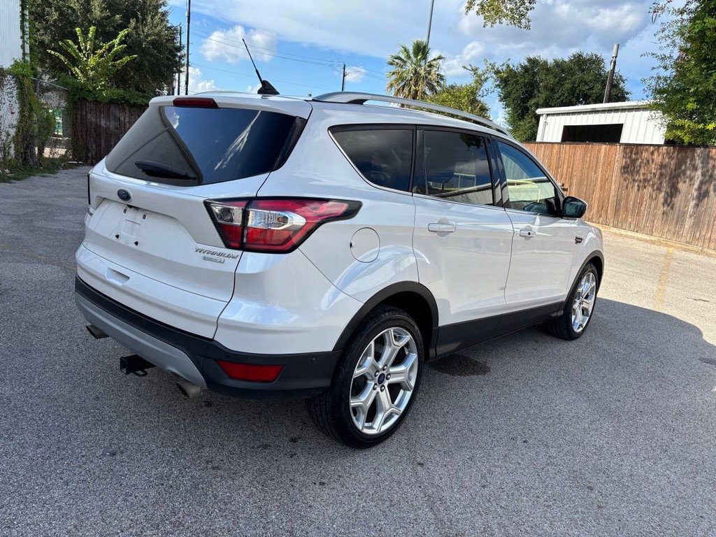 Ford Escape Vehicle Full-screen Gallery Image 07