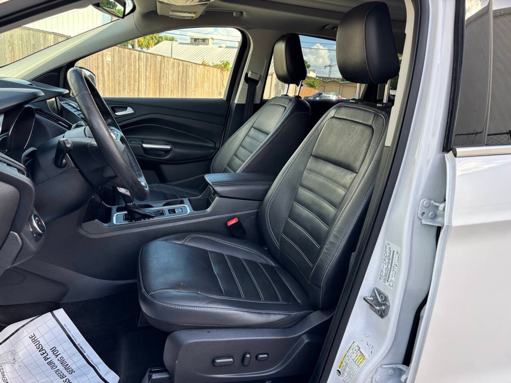 Ford Escape Vehicle Full-screen Gallery Image 09