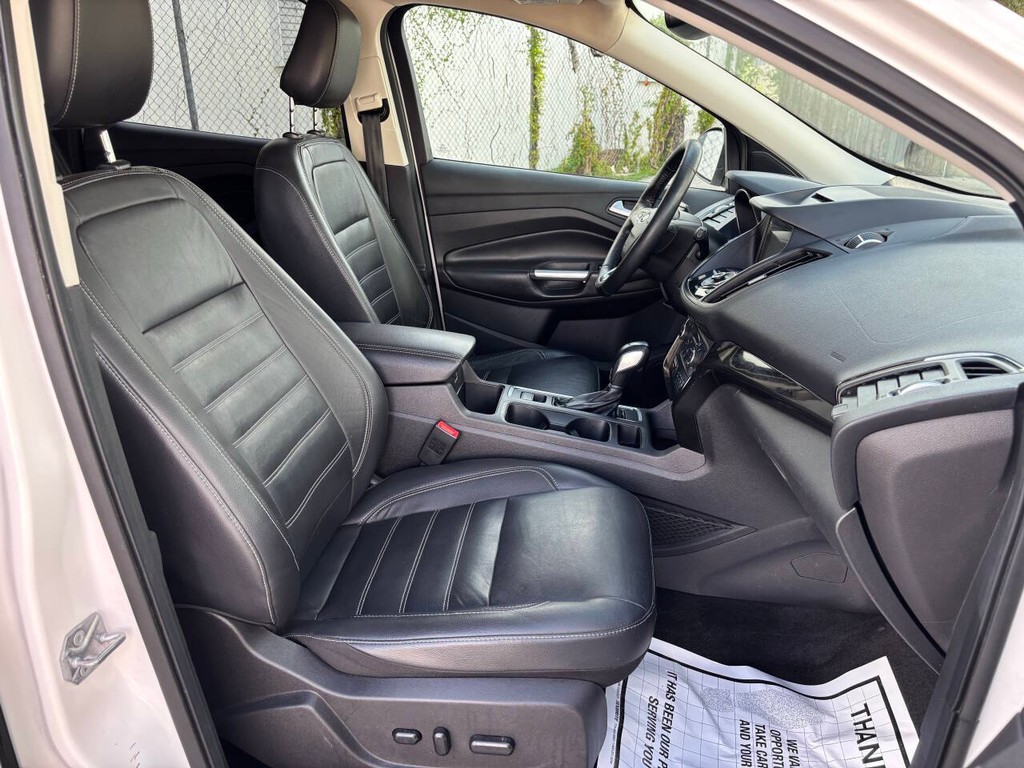Ford Escape Vehicle Full-screen Gallery Image 12