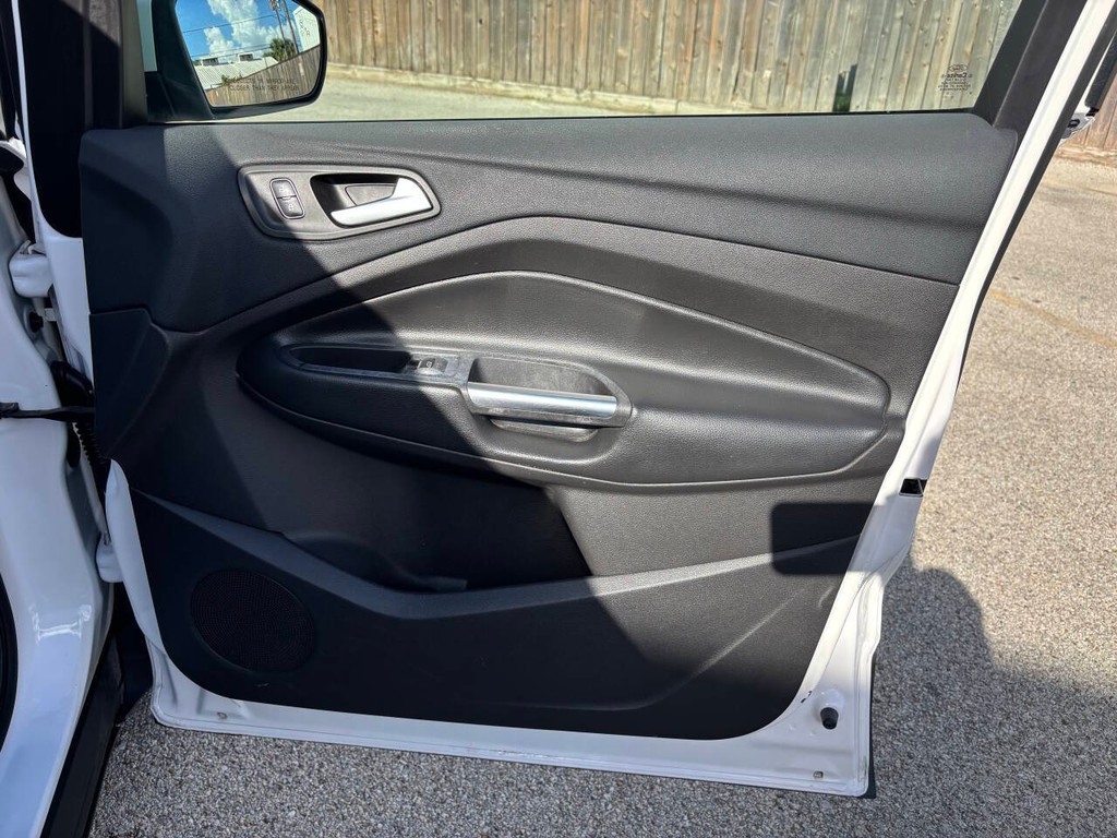 Ford Escape Vehicle Full-screen Gallery Image 13