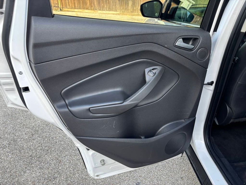 Ford Escape Vehicle Full-screen Gallery Image 15