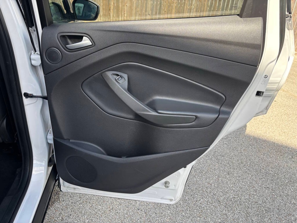 Ford Escape Vehicle Full-screen Gallery Image 17