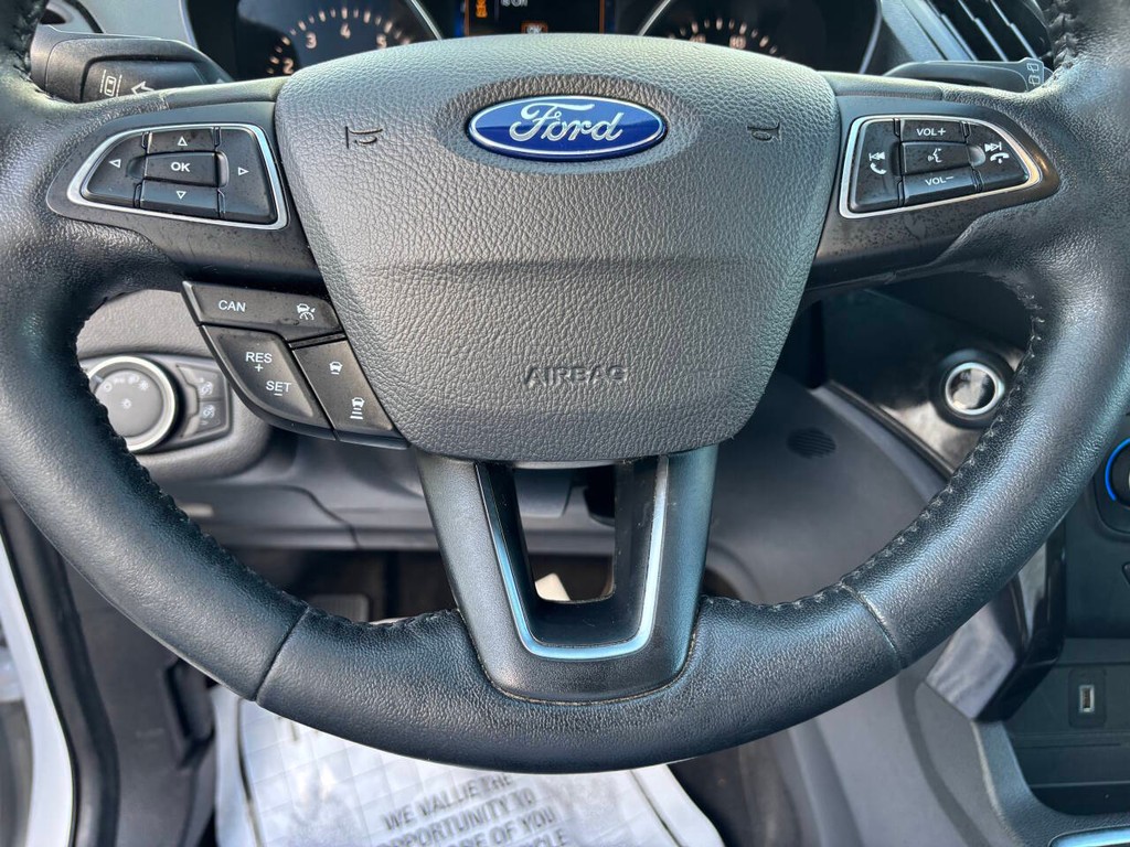Ford Escape Vehicle Full-screen Gallery Image 24