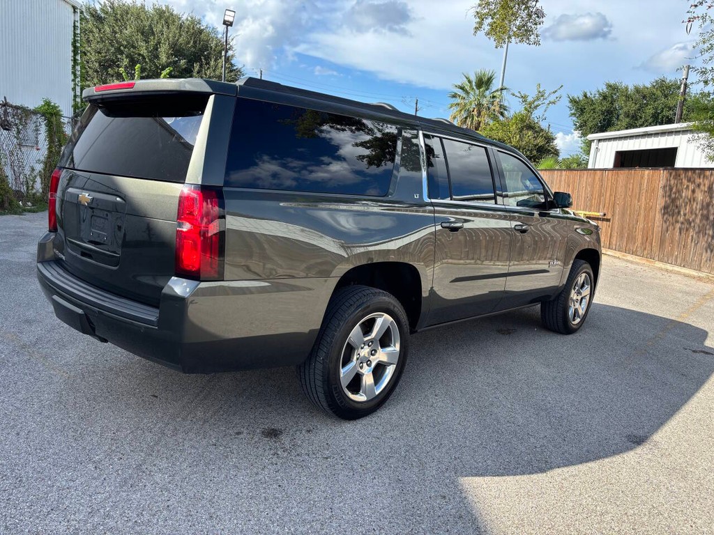 Chevrolet Suburban Vehicle Full-screen Gallery Image 08