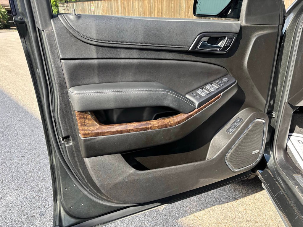 Chevrolet Suburban Vehicle Full-screen Gallery Image 12