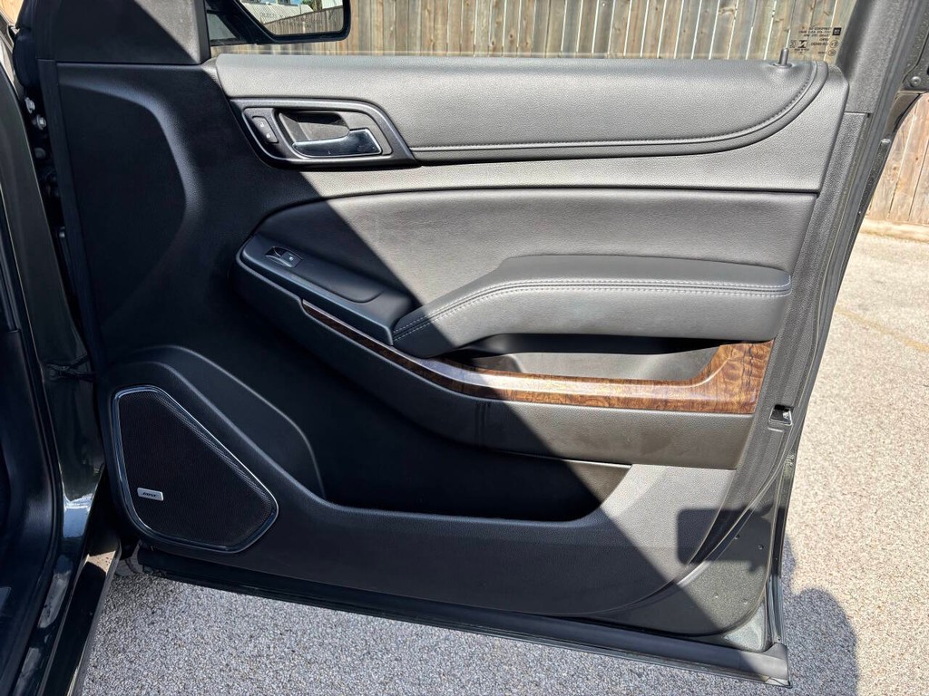 Chevrolet Suburban Vehicle Full-screen Gallery Image 15