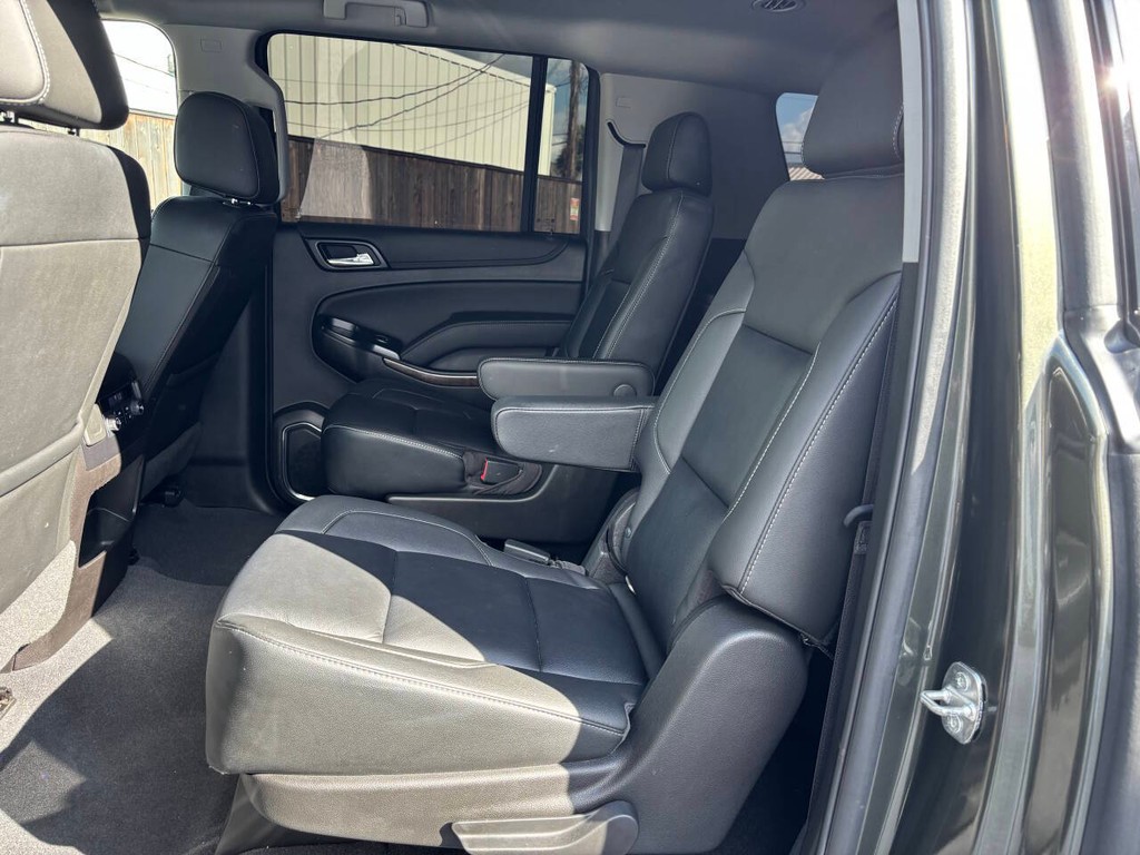 Chevrolet Suburban Vehicle Full-screen Gallery Image 16