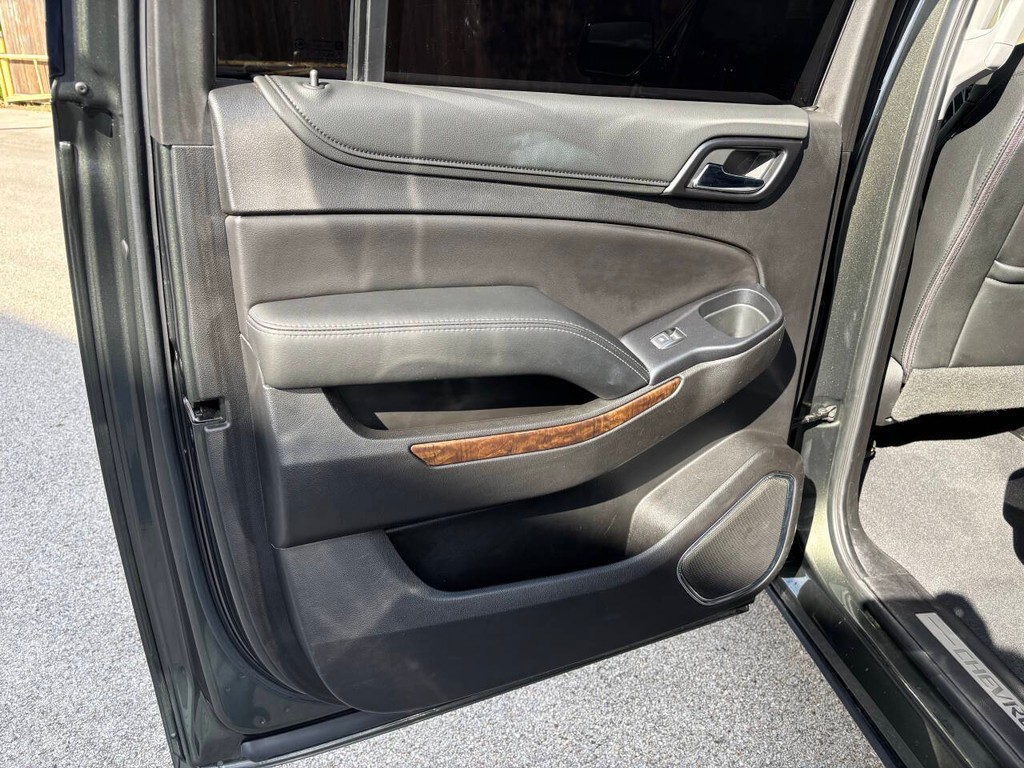 Chevrolet Suburban Vehicle Full-screen Gallery Image 17