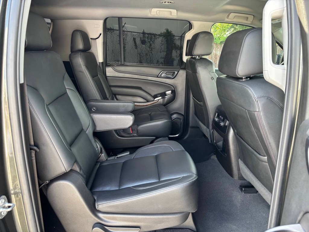 Chevrolet Suburban Vehicle Full-screen Gallery Image 18
