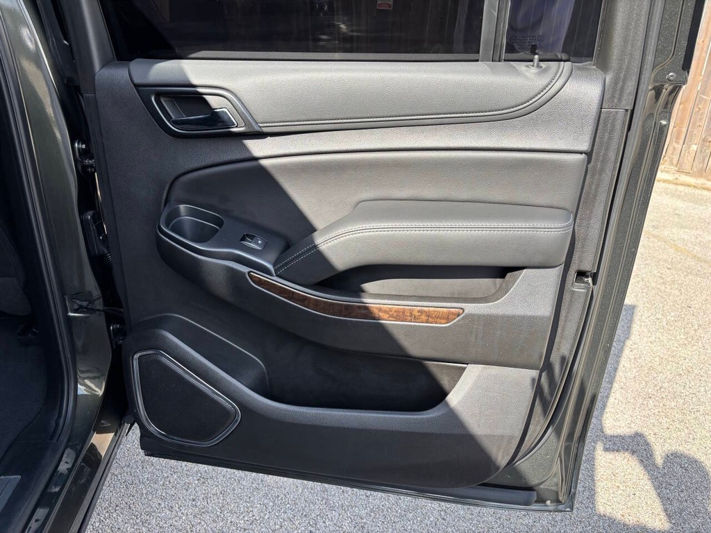 Chevrolet Suburban Vehicle Full-screen Gallery Image 19