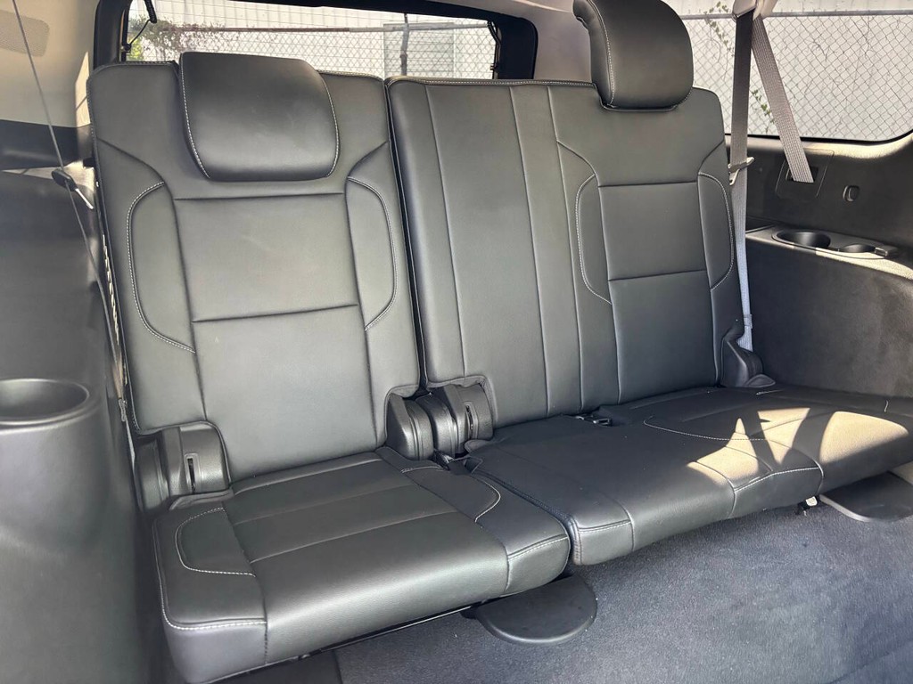 Chevrolet Suburban Vehicle Full-screen Gallery Image 21