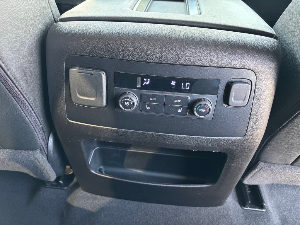 Chevrolet Suburban Vehicle Full-screen Gallery Image 22