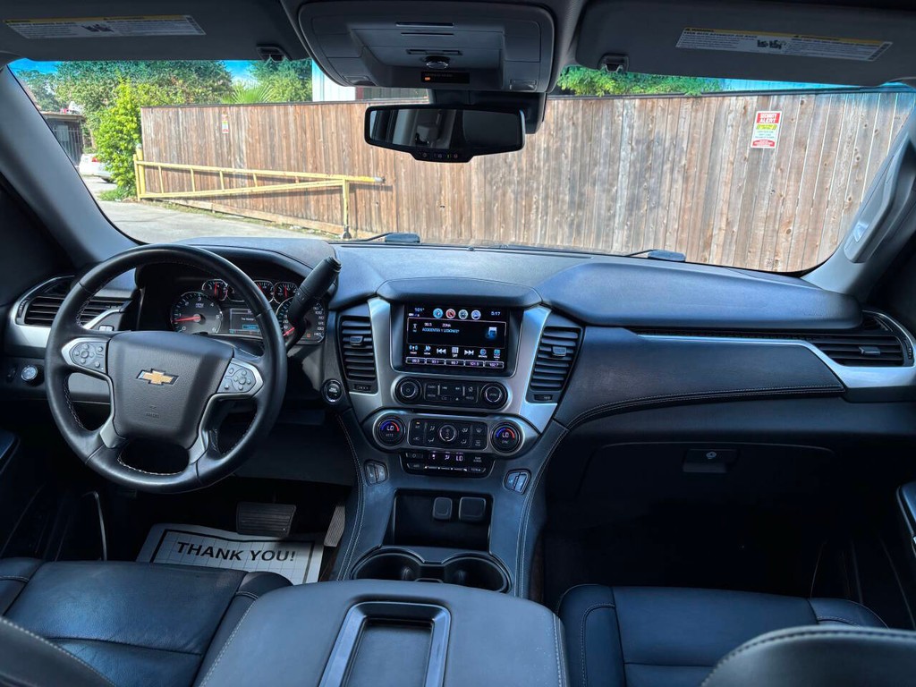 Chevrolet Suburban Vehicle Full-screen Gallery Image 24