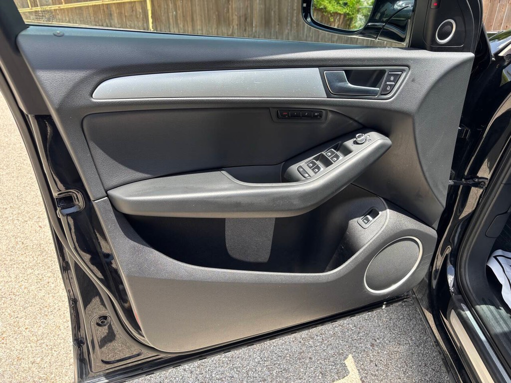 Audi Q5 Vehicle Full-screen Gallery Image 11