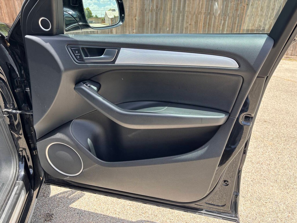 Audi Q5 Vehicle Full-screen Gallery Image 13