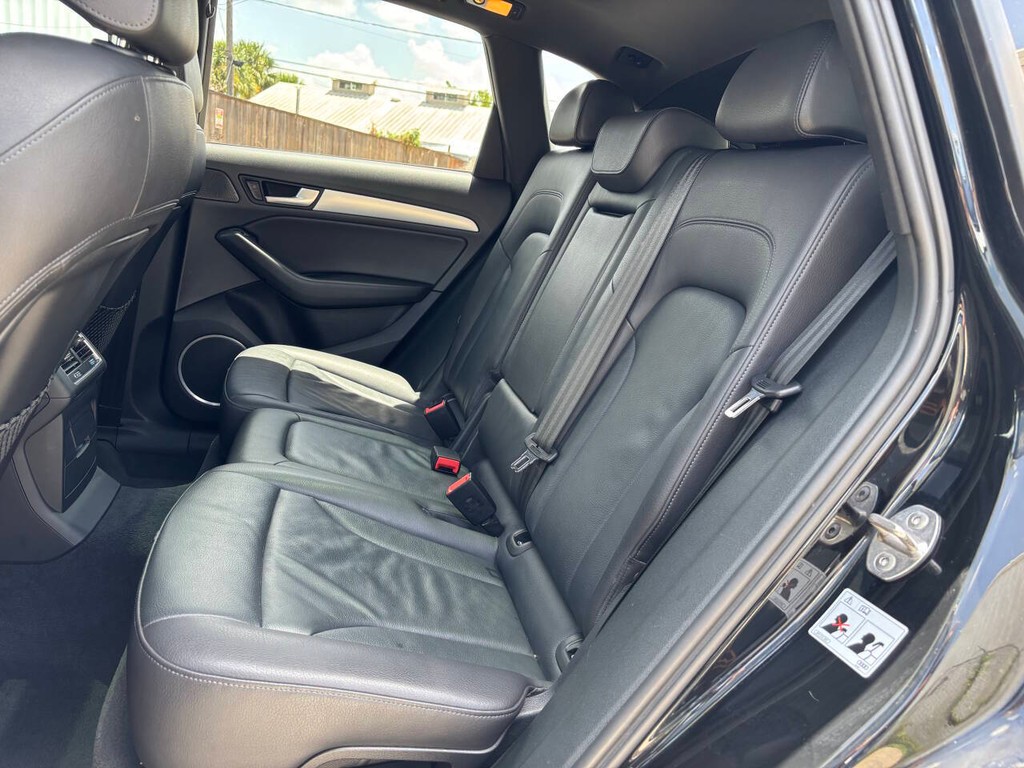 Audi Q5 Vehicle Full-screen Gallery Image 14