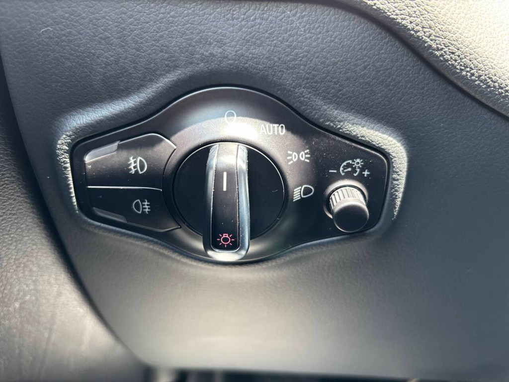 Audi Q5 Vehicle Full-screen Gallery Image 23