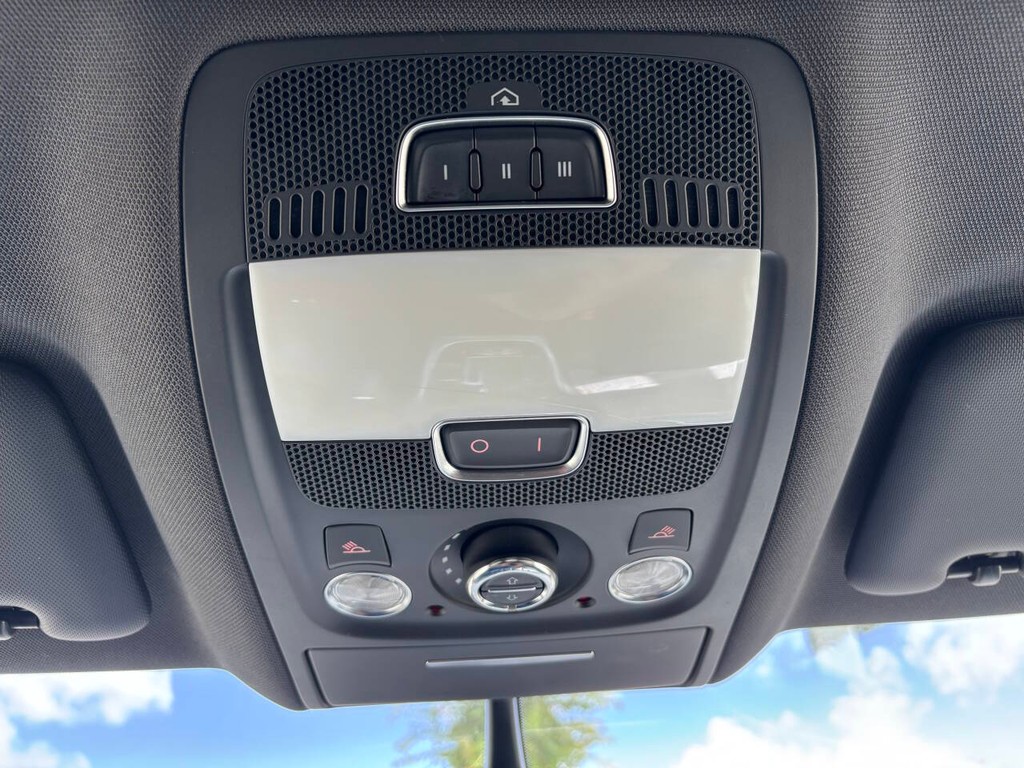 Audi Q5 Vehicle Full-screen Gallery Image 25