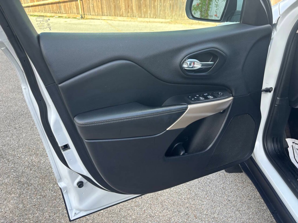 Jeep Cherokee Vehicle Full-screen Gallery Image 09