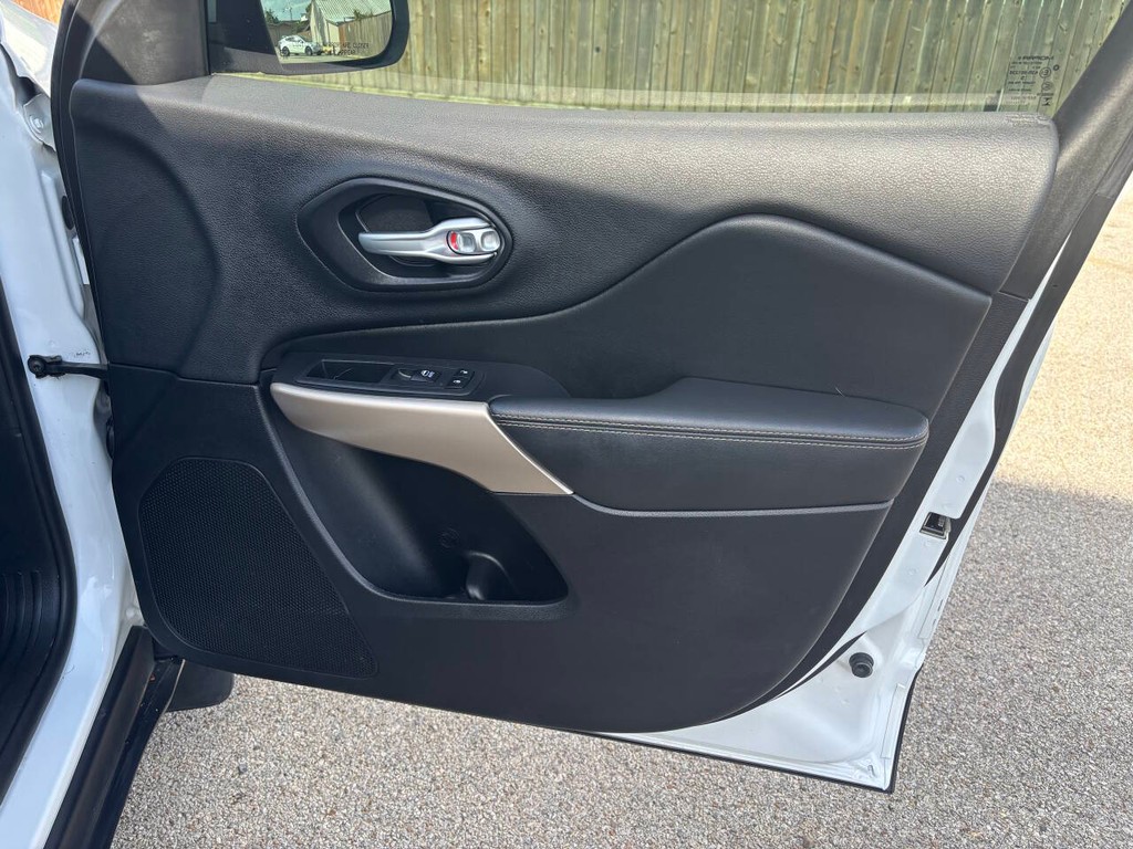 Jeep Cherokee Vehicle Full-screen Gallery Image 12