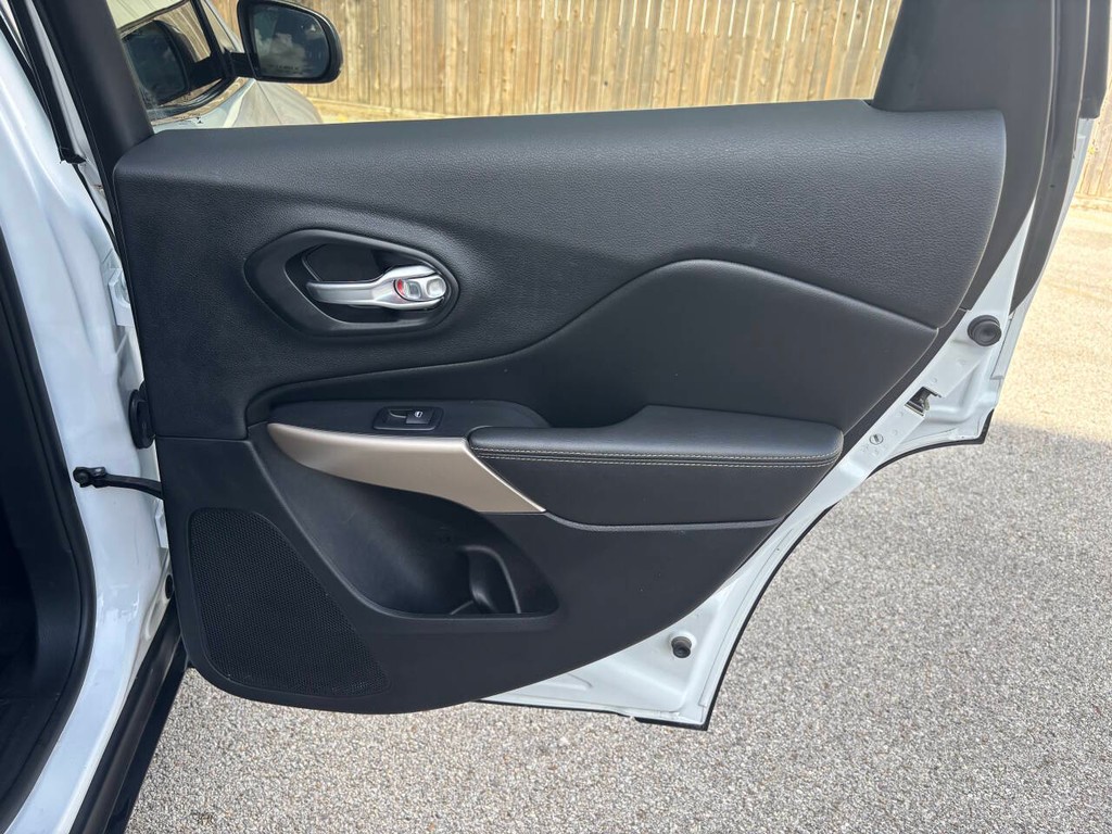 Jeep Cherokee Vehicle Full-screen Gallery Image 16