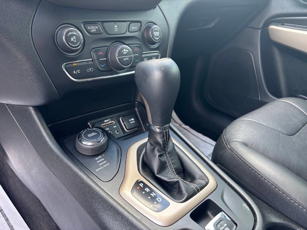 Jeep Cherokee Vehicle Full-screen Gallery Image 21