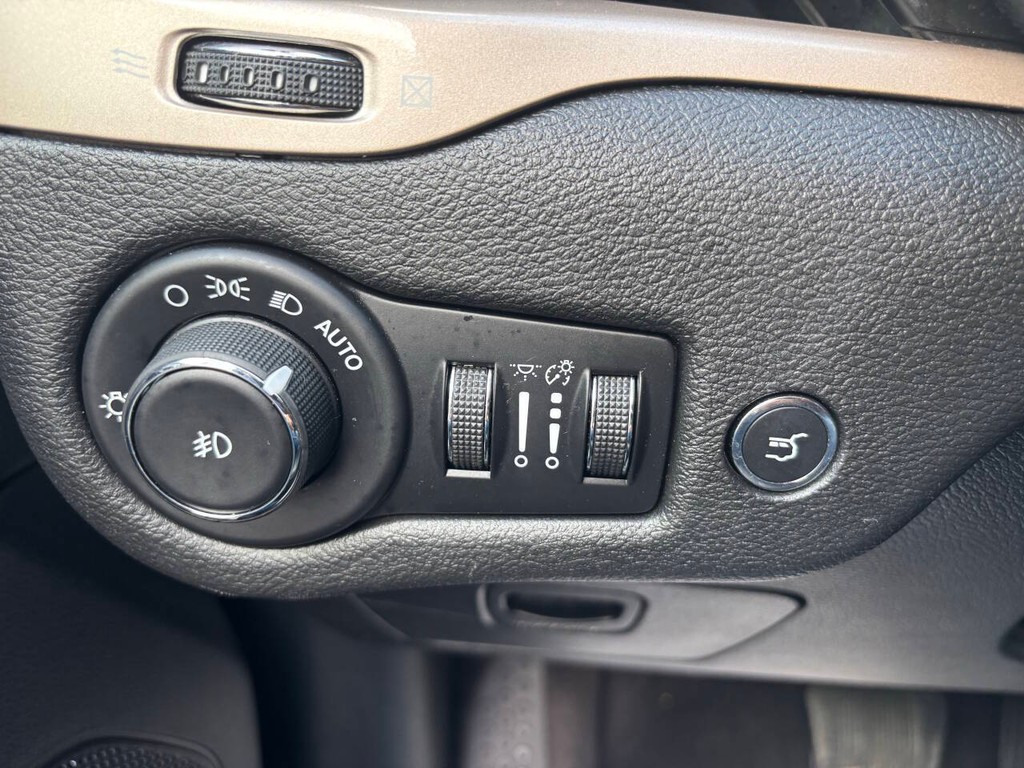 Jeep Cherokee Vehicle Full-screen Gallery Image 24