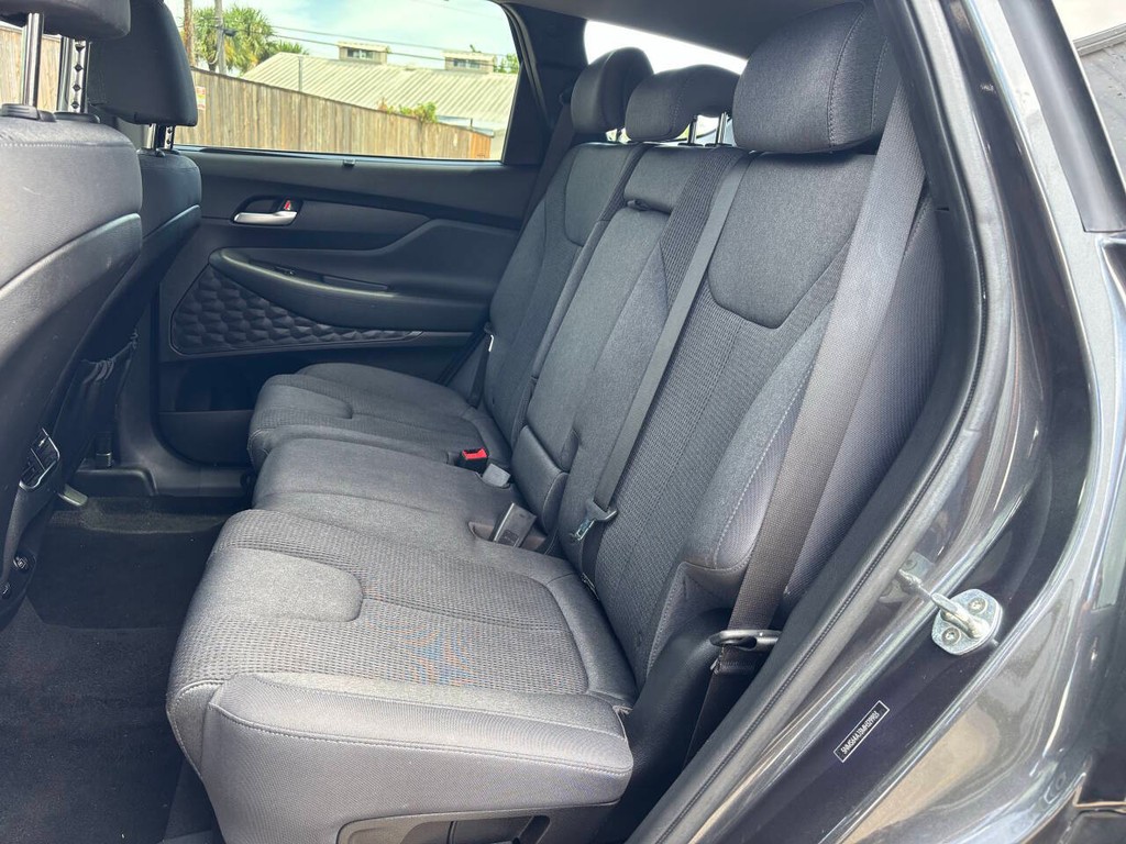 Hyundai Santa Fe Vehicle Full-screen Gallery Image 14