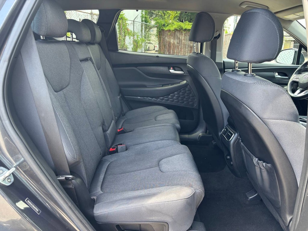 Hyundai Santa Fe Vehicle Full-screen Gallery Image 16