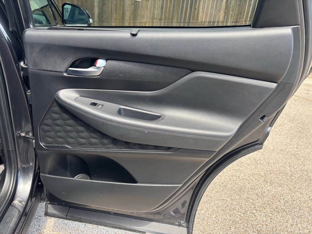 Hyundai Santa Fe Vehicle Full-screen Gallery Image 17