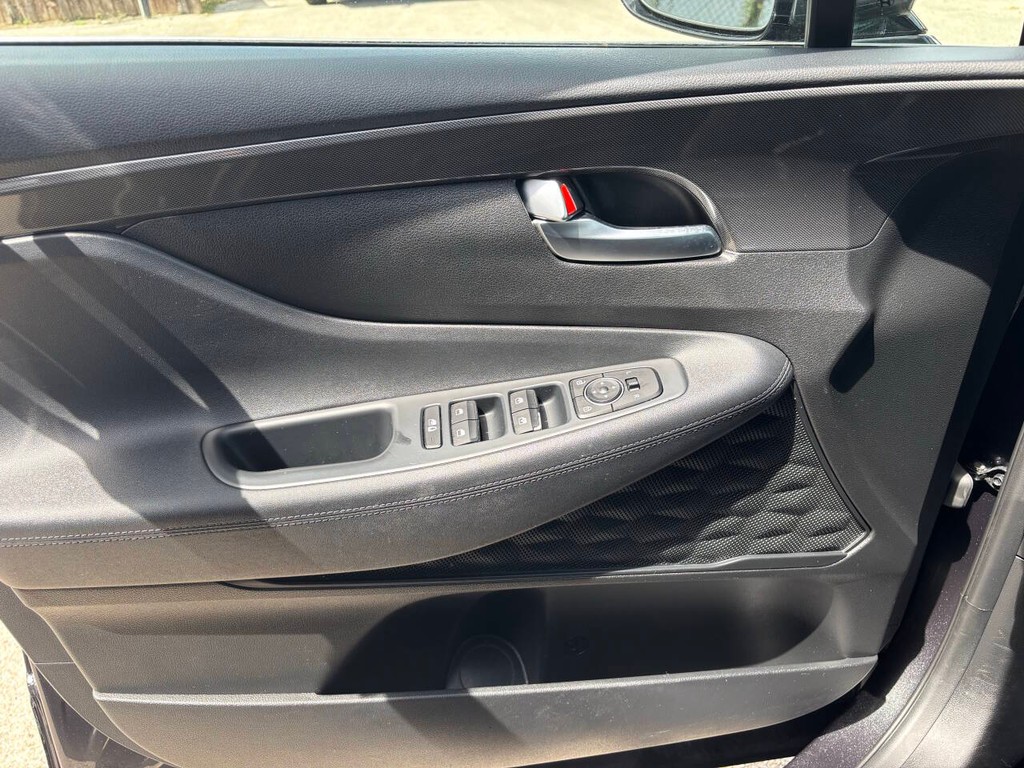 Hyundai Santa Fe Vehicle Full-screen Gallery Image 23