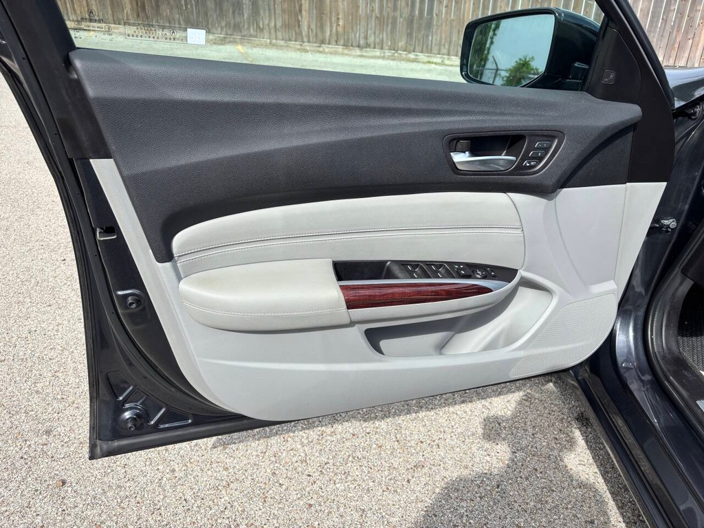 Acura TLX Vehicle Full-screen Gallery Image 10