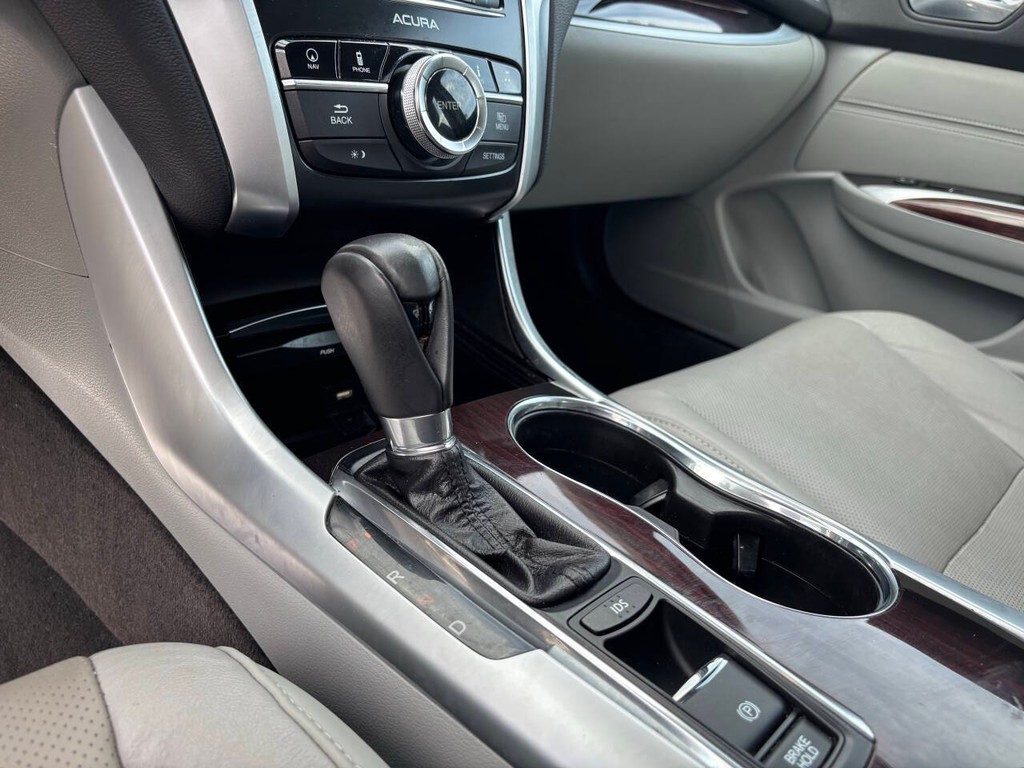 Acura TLX Vehicle Full-screen Gallery Image 22