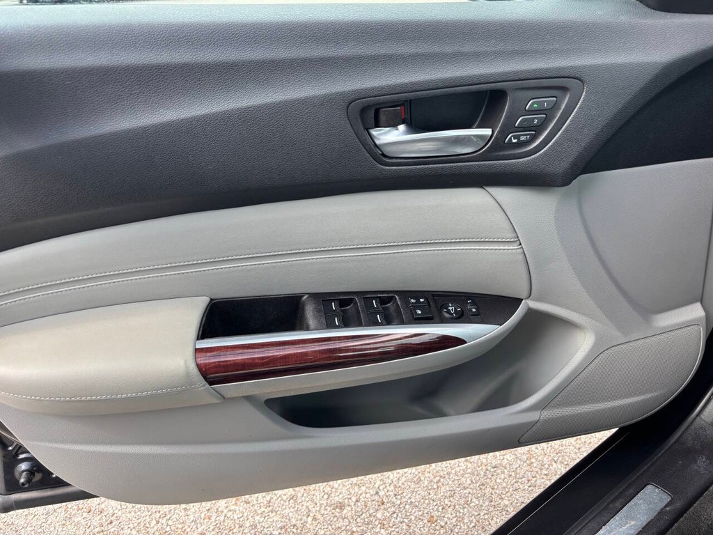 Acura TLX Vehicle Full-screen Gallery Image 26