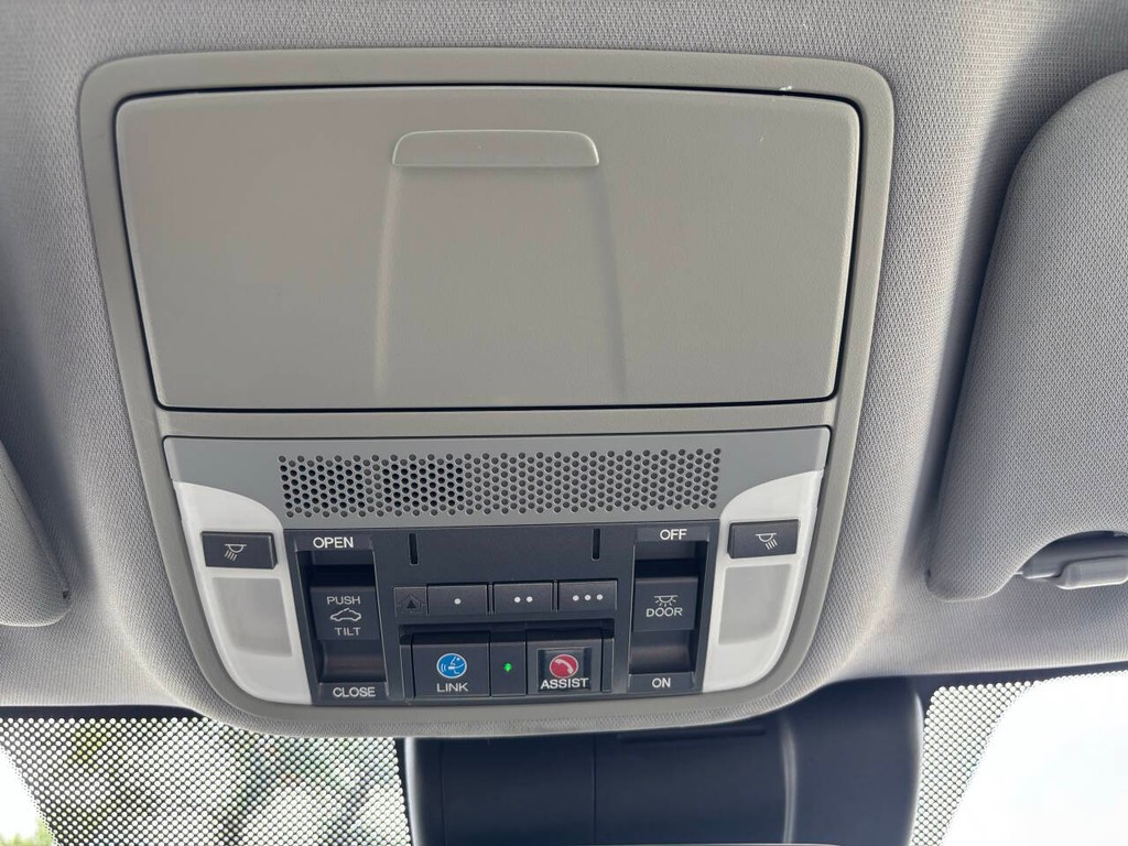 Acura TLX Vehicle Full-screen Gallery Image 27