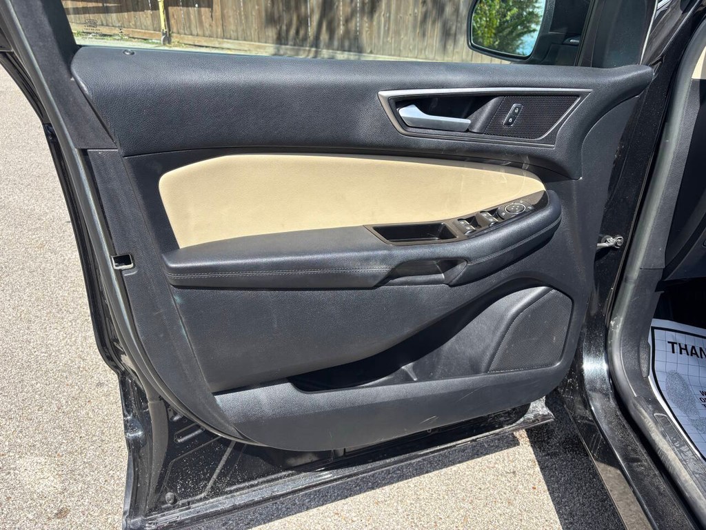 Ford Edge Vehicle Full-screen Gallery Image 10