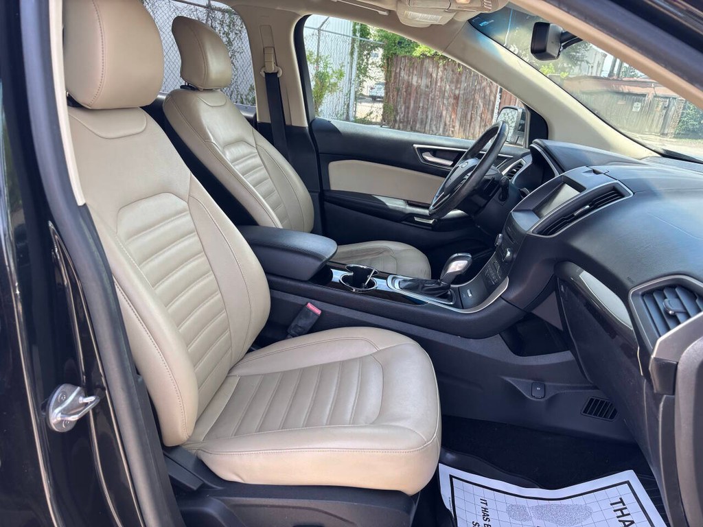 Ford Edge Vehicle Full-screen Gallery Image 12