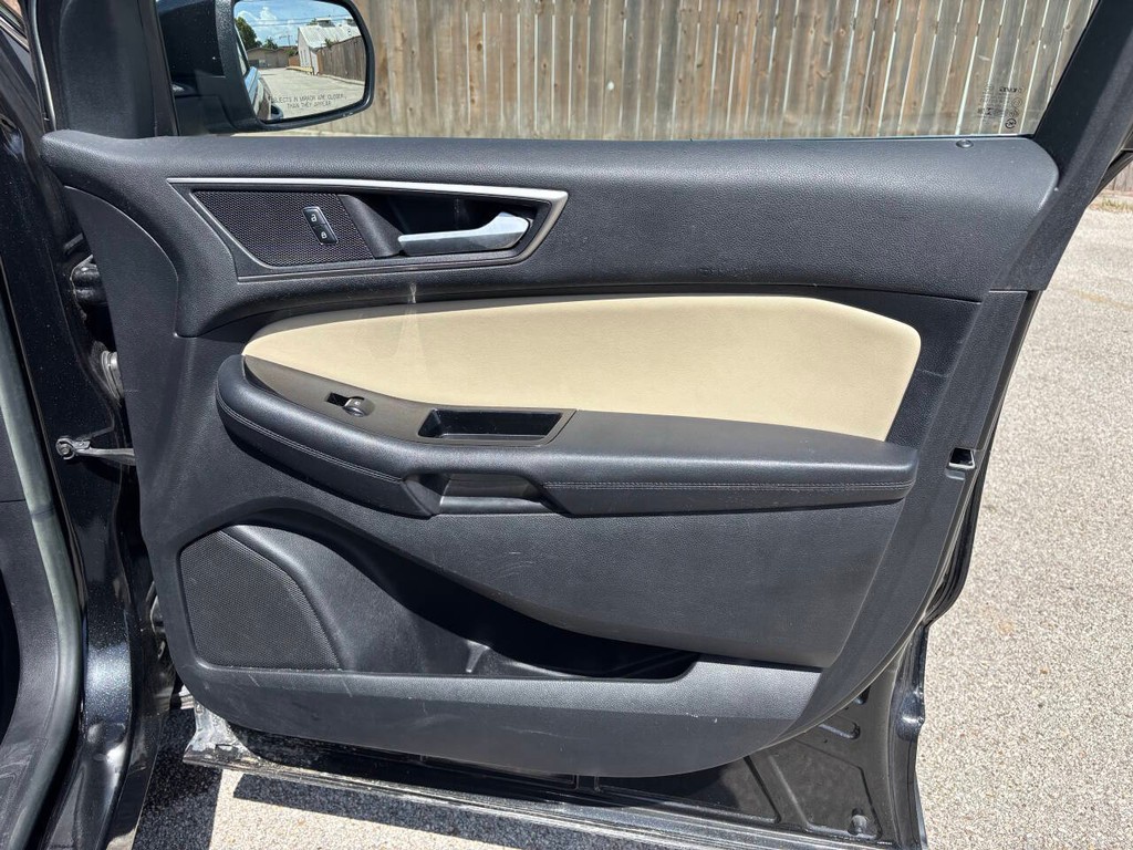 Ford Edge Vehicle Full-screen Gallery Image 13