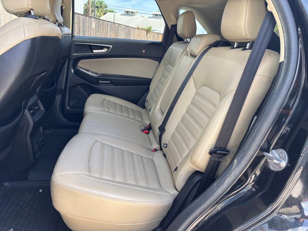 Ford Edge Vehicle Full-screen Gallery Image 14
