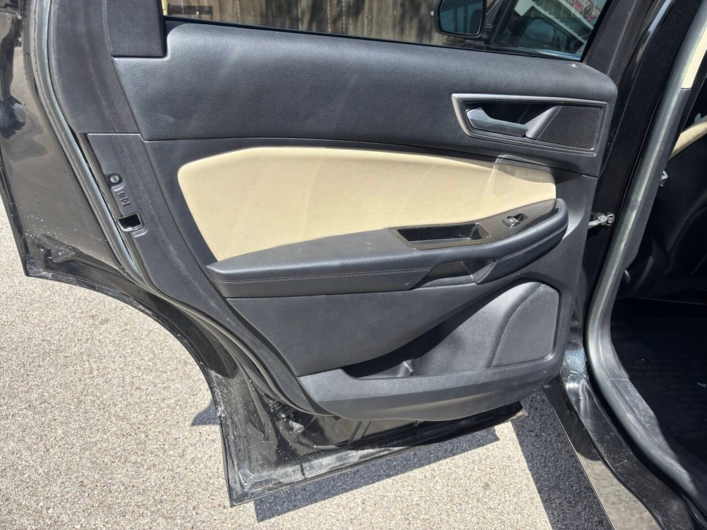 Ford Edge Vehicle Full-screen Gallery Image 15
