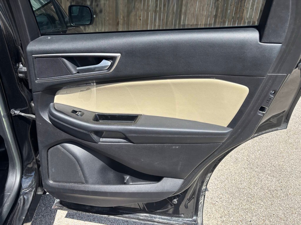Ford Edge Vehicle Full-screen Gallery Image 16