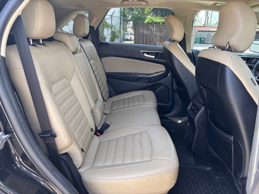 Ford Edge Vehicle Full-screen Gallery Image 17