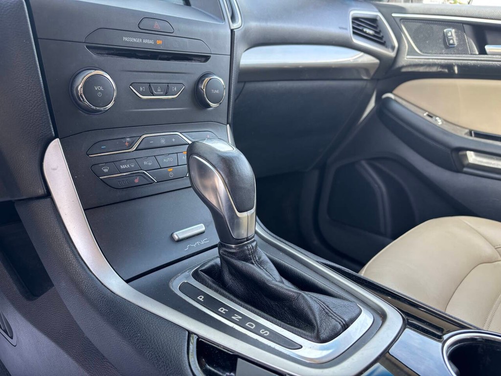 Ford Edge Vehicle Full-screen Gallery Image 23