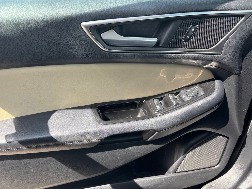 Ford Edge Vehicle Full-screen Gallery Image 24