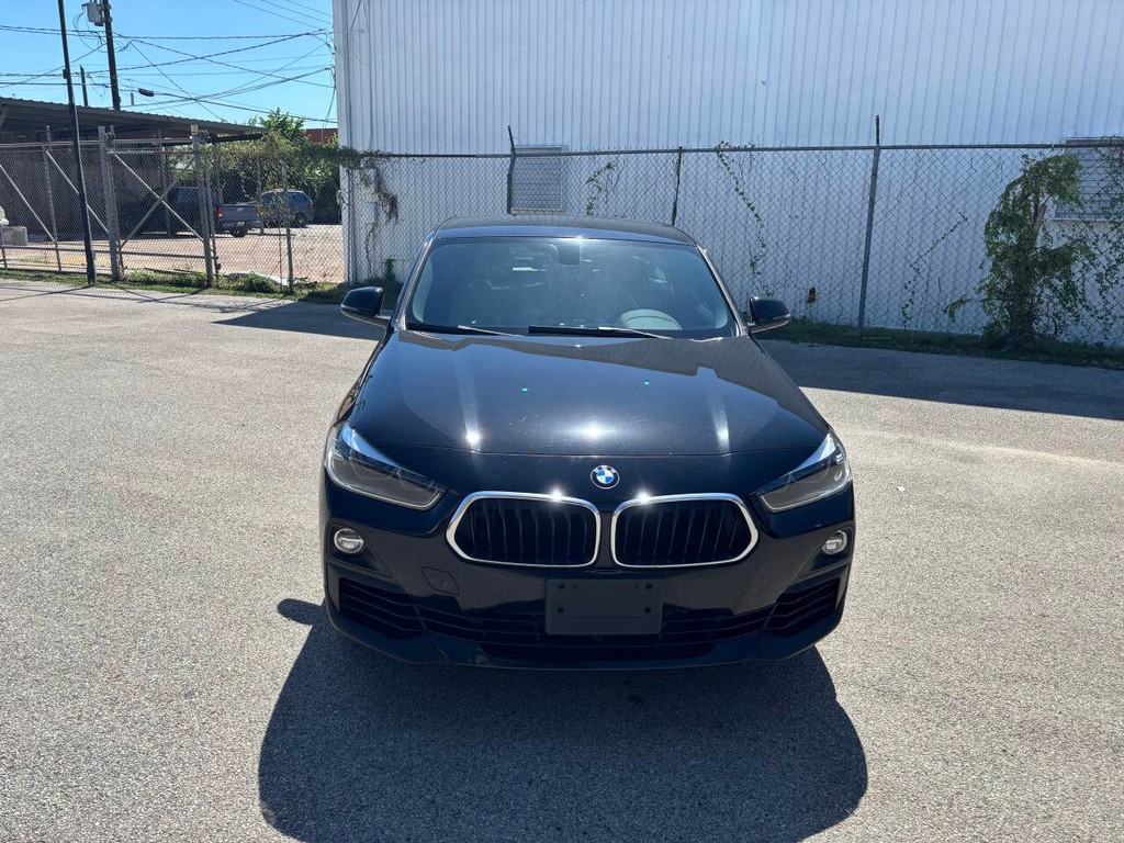 BMW X2 Vehicle Full-screen Gallery Image 03
