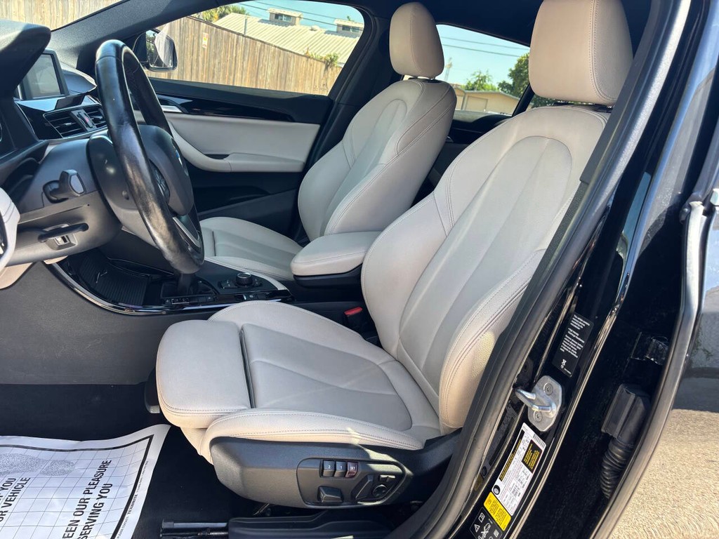 BMW X2 Vehicle Full-screen Gallery Image 09