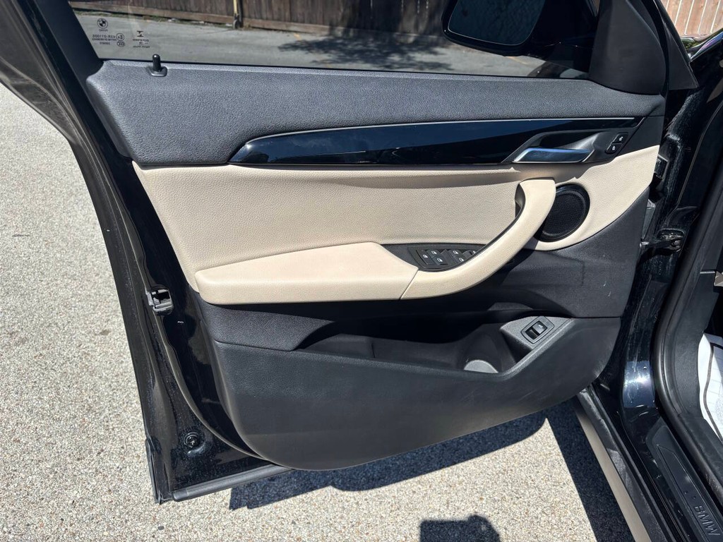 BMW X2 Vehicle Full-screen Gallery Image 10